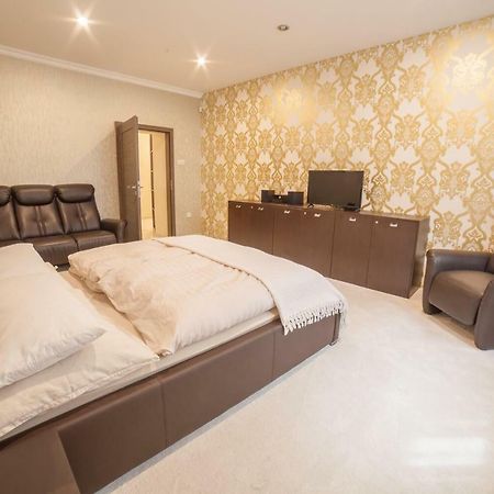 Spacious Apartment In City Center Pozsony Kültér fotó