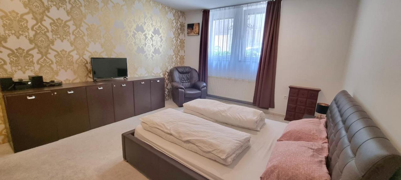 Spacious Apartment In City Center Pozsony Kültér fotó