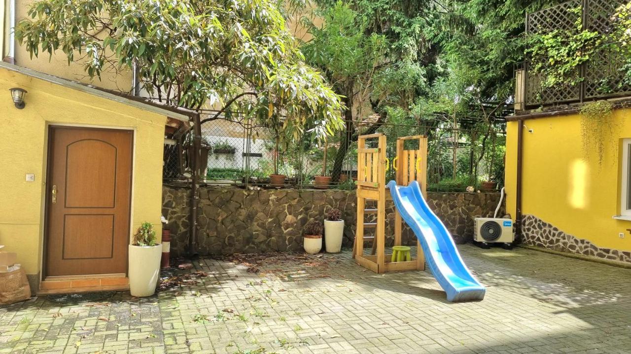 Spacious Apartment In City Center Pozsony Kültér fotó