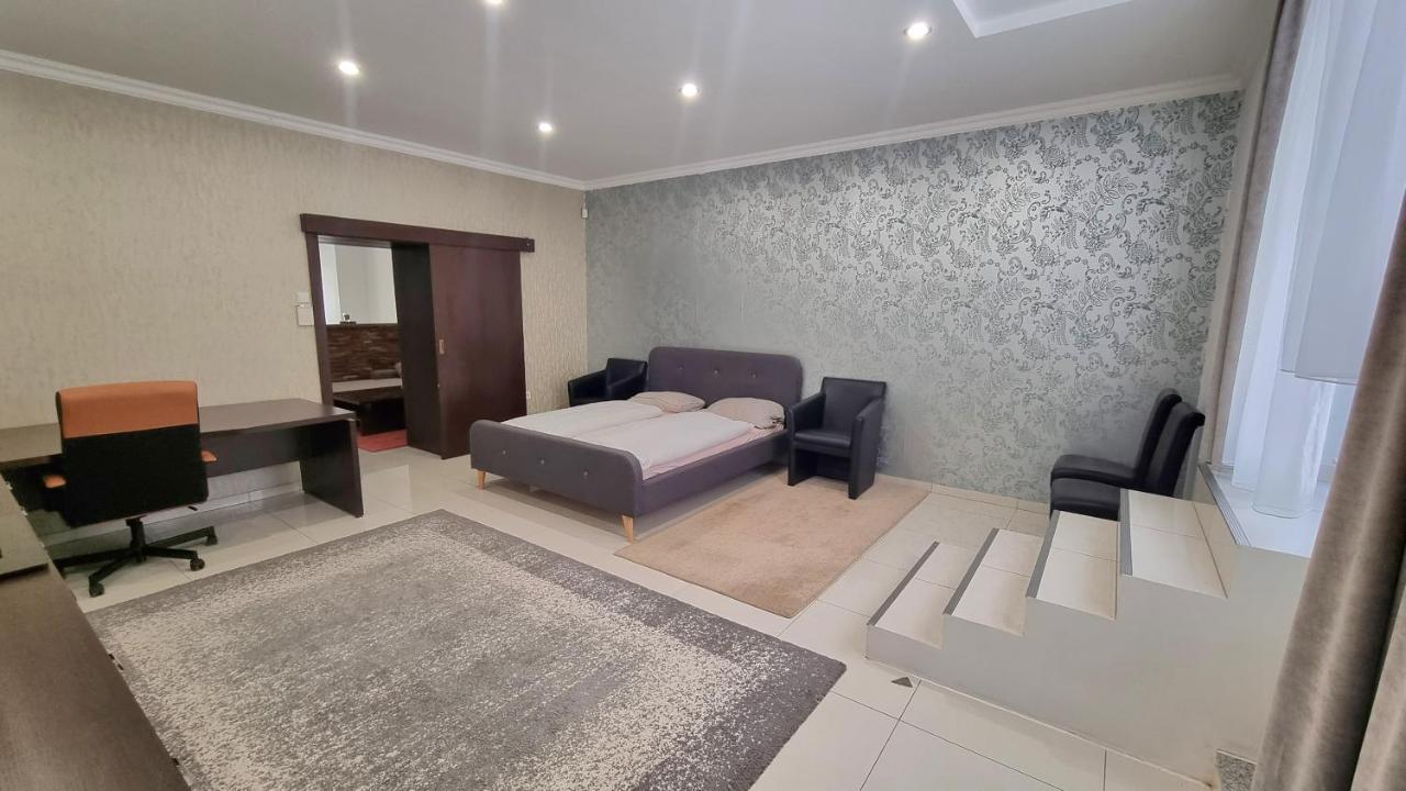 Spacious Apartment In City Center Pozsony Kültér fotó