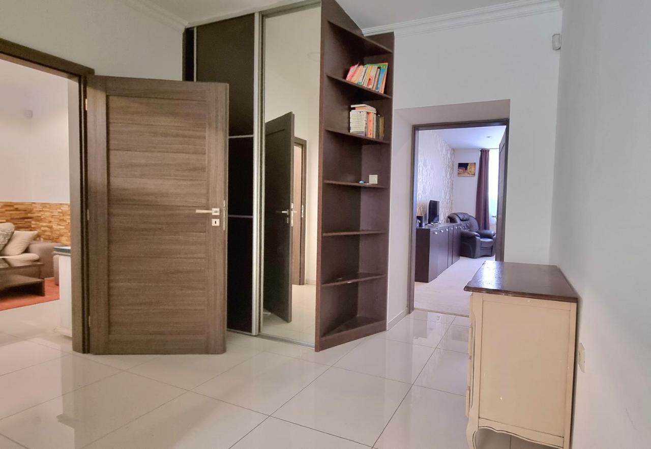 Spacious Apartment In City Center Pozsony Kültér fotó