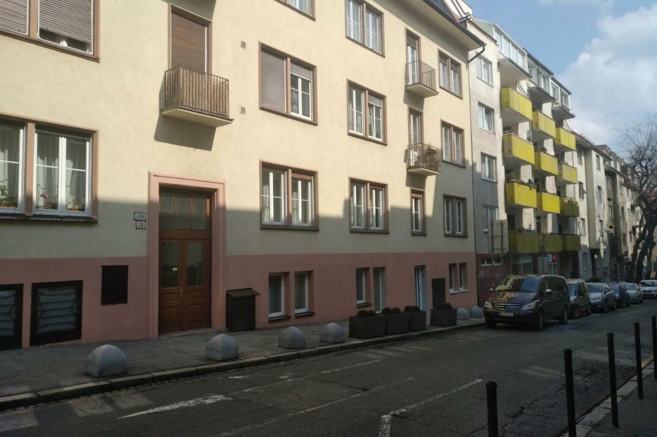 Spacious Apartment In City Center Pozsony Kültér fotó