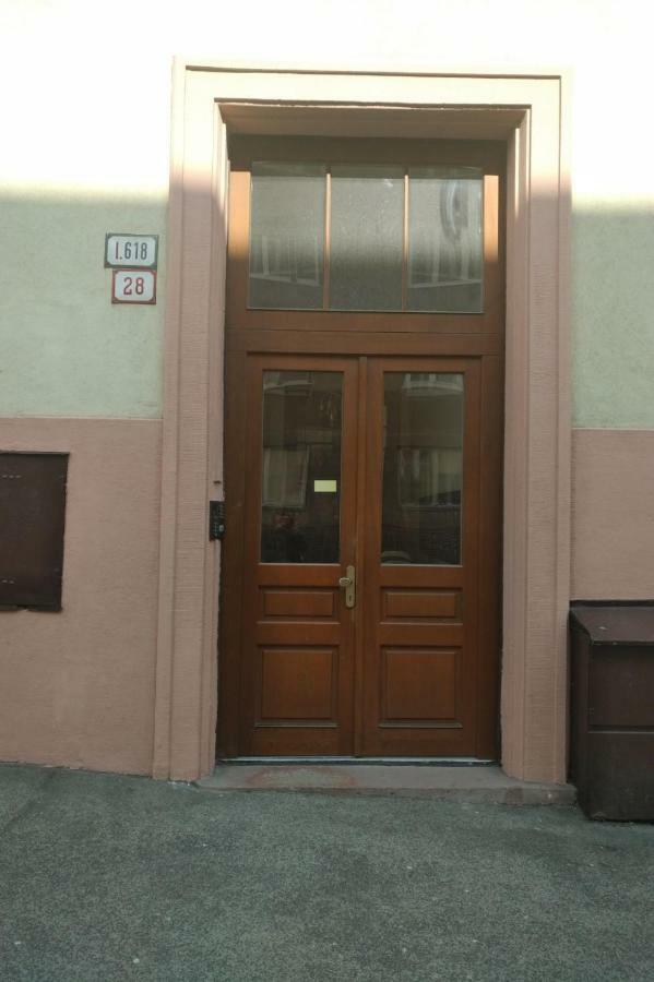 Spacious Apartment In City Center Pozsony Kültér fotó