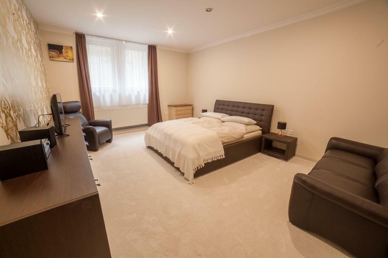 Spacious Apartment In City Center Pozsony Kültér fotó